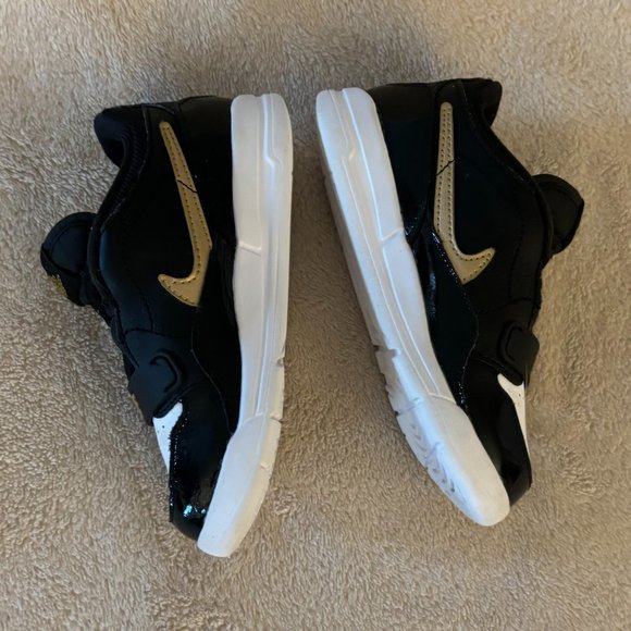 NIKE AIR JORDAN Patent Leather Trim Size 9 Child Sneakers in Black/White/Gold - Picture 3 of 5